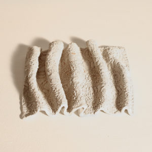 Towel - Contemporary ceramic sculpture by Beatriz Oms