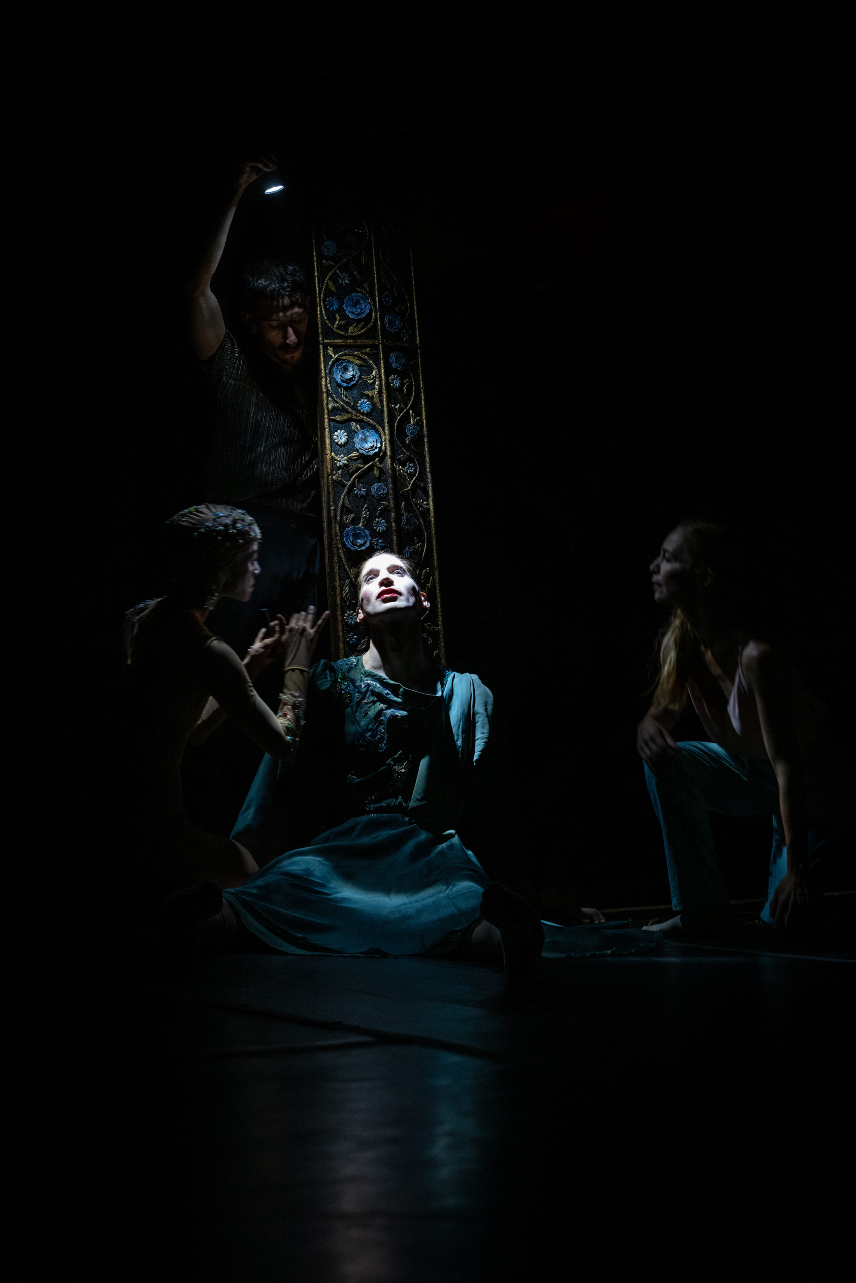 Lili Elbe Show - Lit Up - Photographie d'Angelina Bertrand